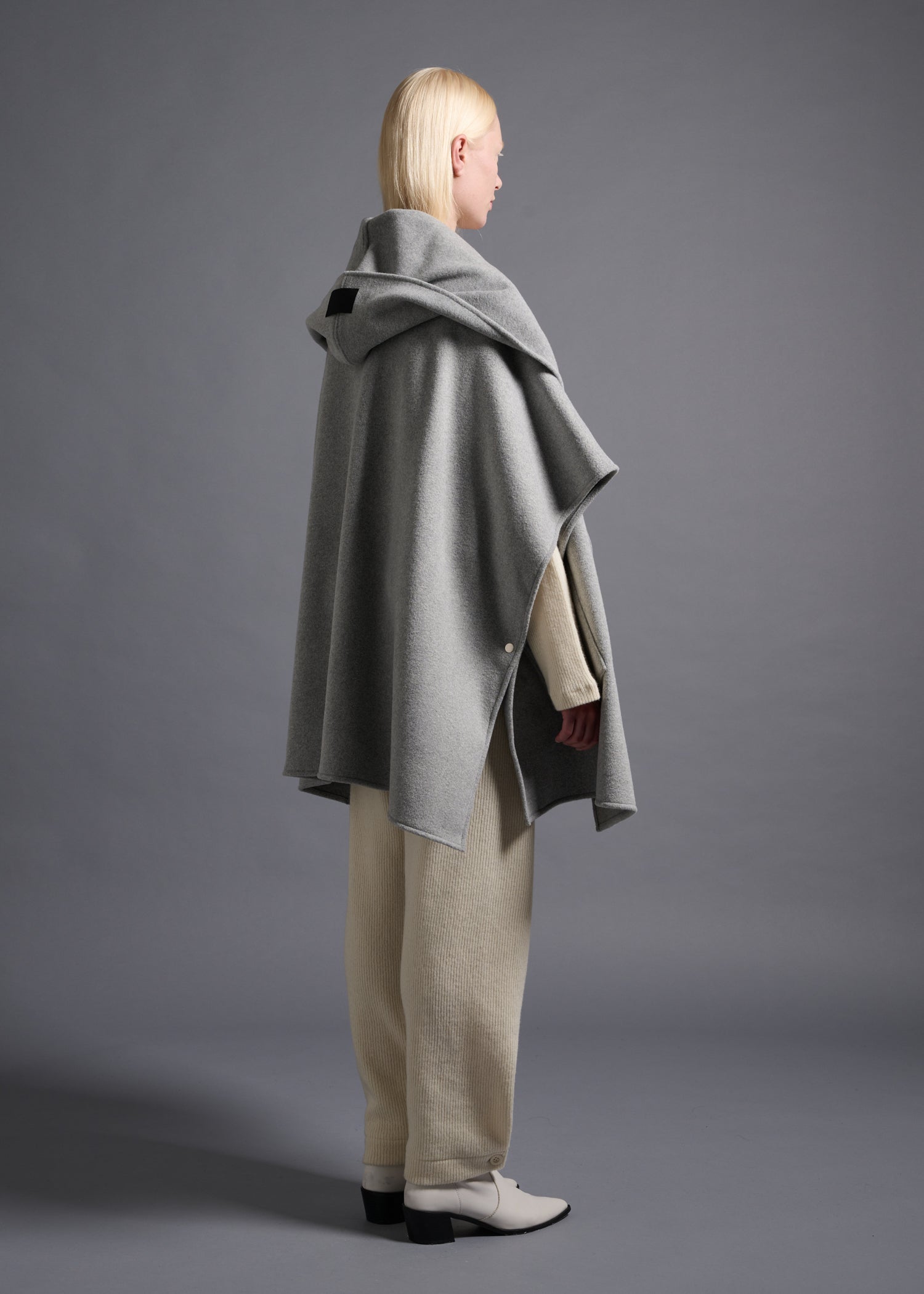 Poncho-shaped cape, lt grey, cogthebigsmoke, one size fits all, sustainable fashion, less is more, made in Japan, quiet luxury, minimalist
