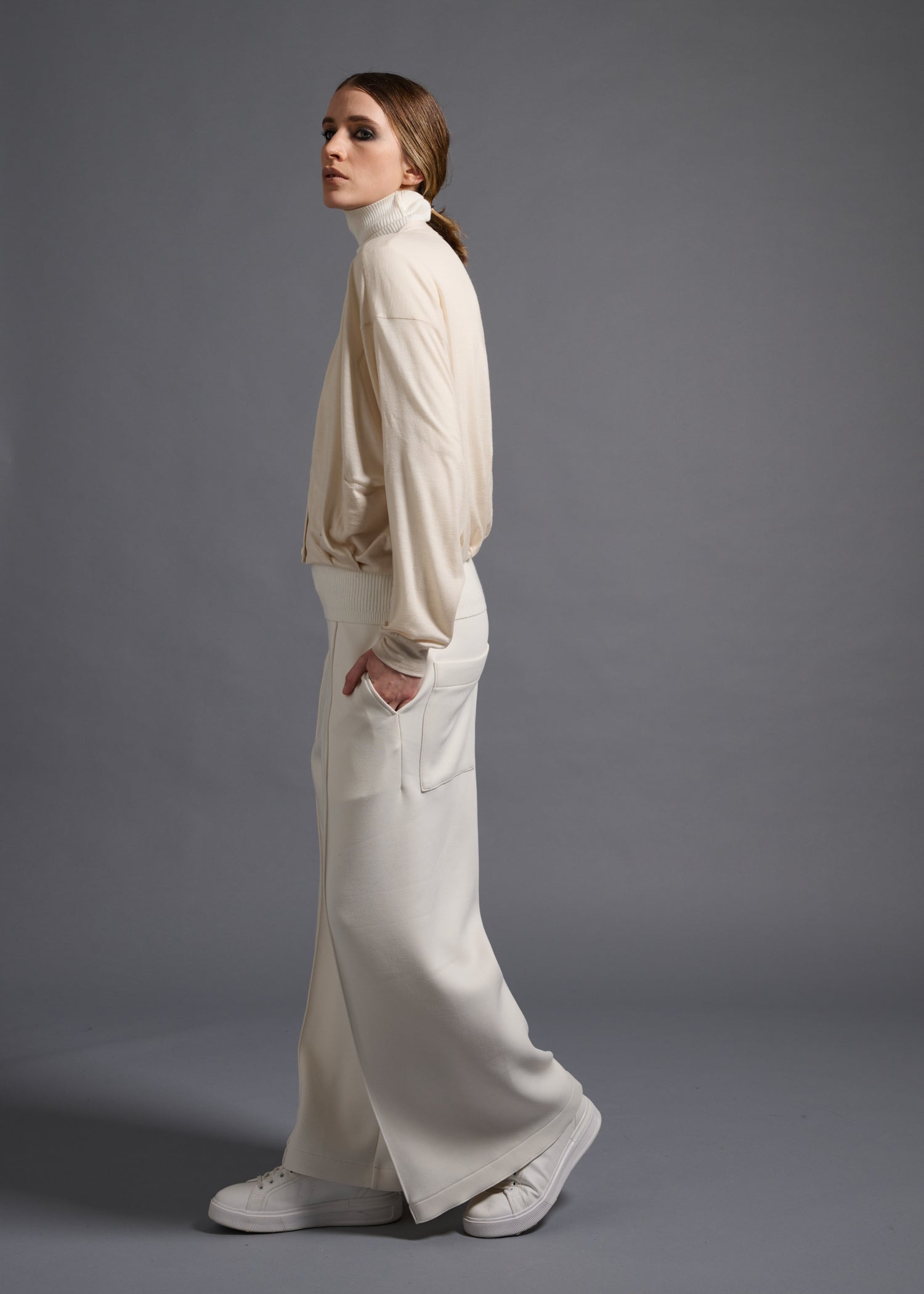 Midriff-length V-neck cardigan, milk, cogthebigsmoke, one size fits all, sustainable fashion, less is more, made in Japan, quiet luxury, minimalist