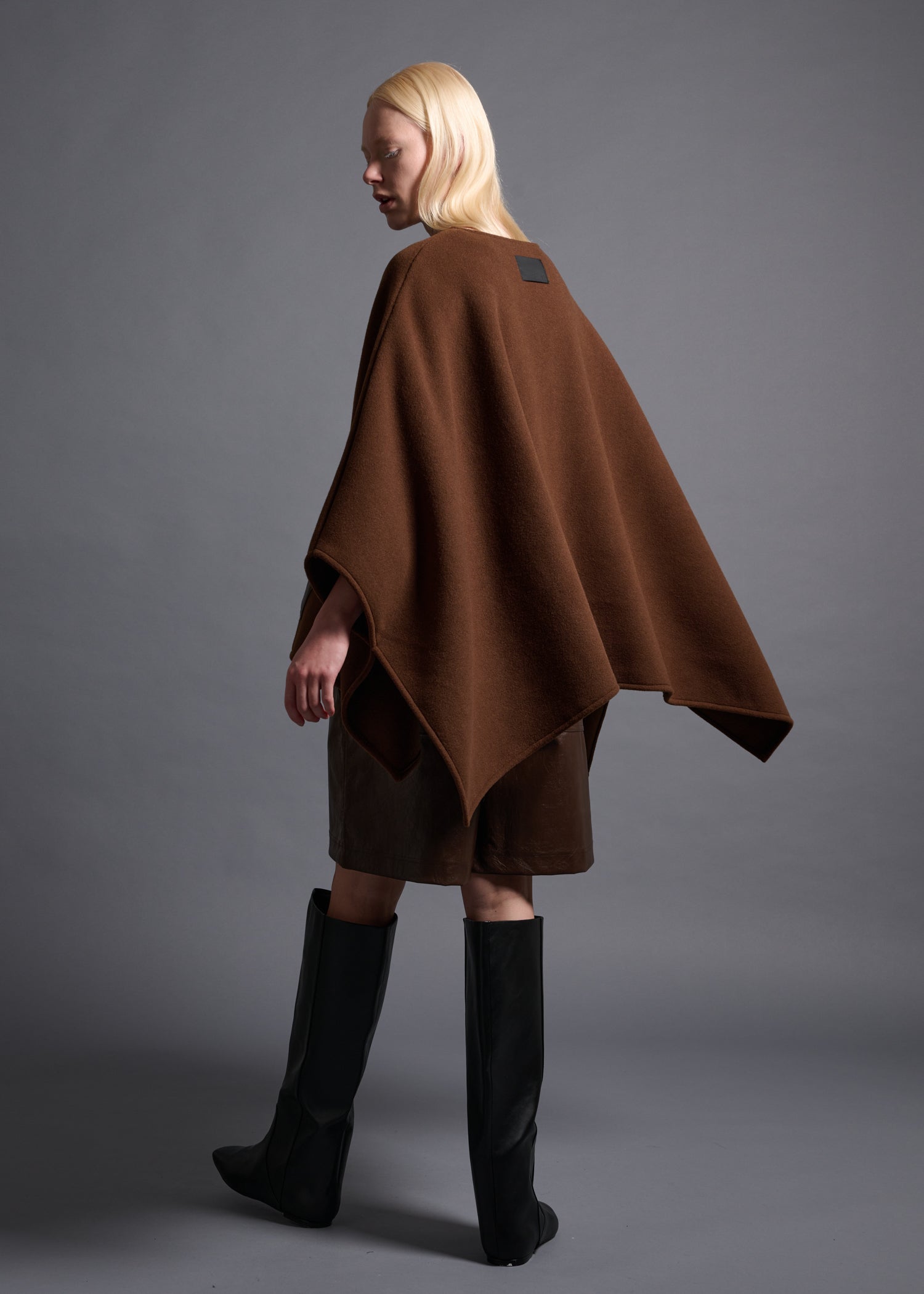 Crewneck poncho, patch pockets, marron, cogthebigsmoke, one size fits all, sustainable fashion, less is more, made in Japan, quiet luxury, minimalist