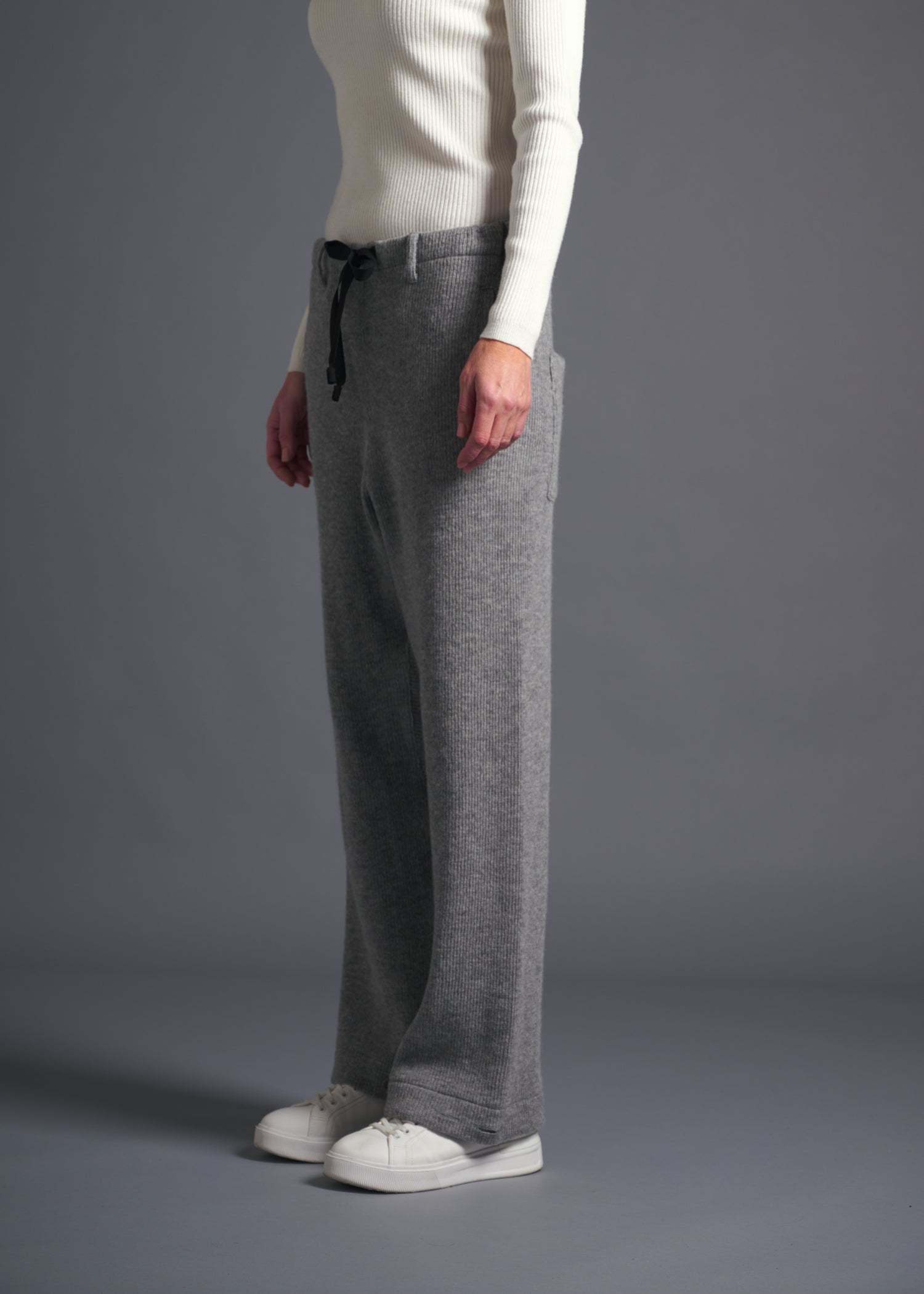 Simple straight-leg easy trousers, lt grey, cogthebigsmoke, one size fits all, sustainable fashion, less is more, made in Japan, quiet luxury, minimalist