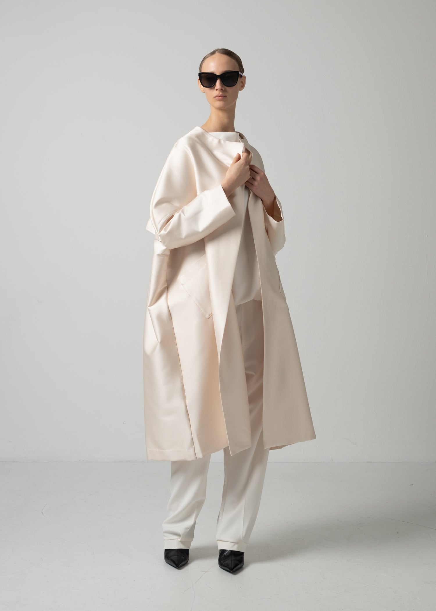 01 OAKLYNN COLLARLESS COAT / DUCHESS SATIN STRETCH - C15