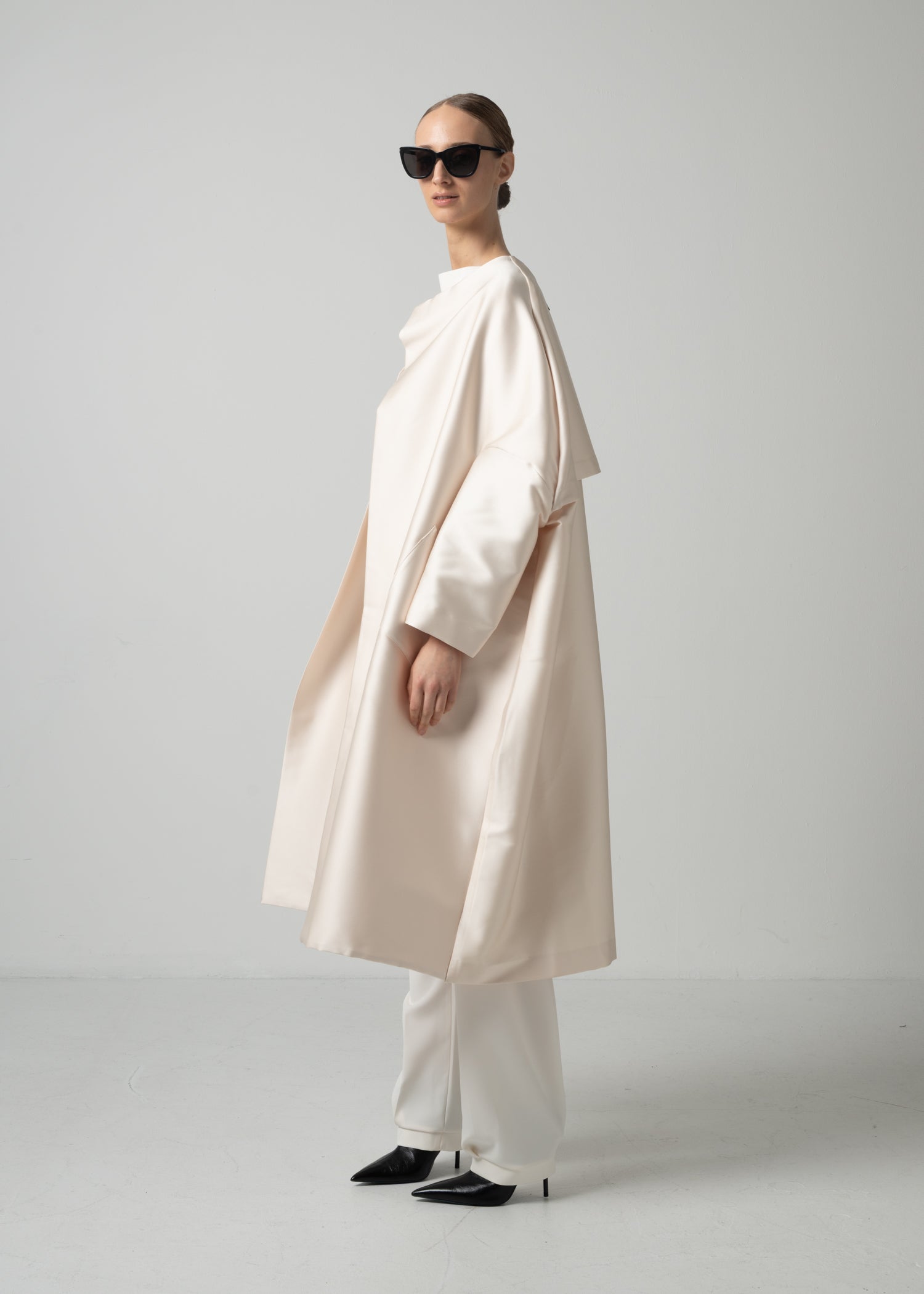 01 OAKLYNN COLLARLESS COAT / DUCHESS SATIN STRETCH - C15