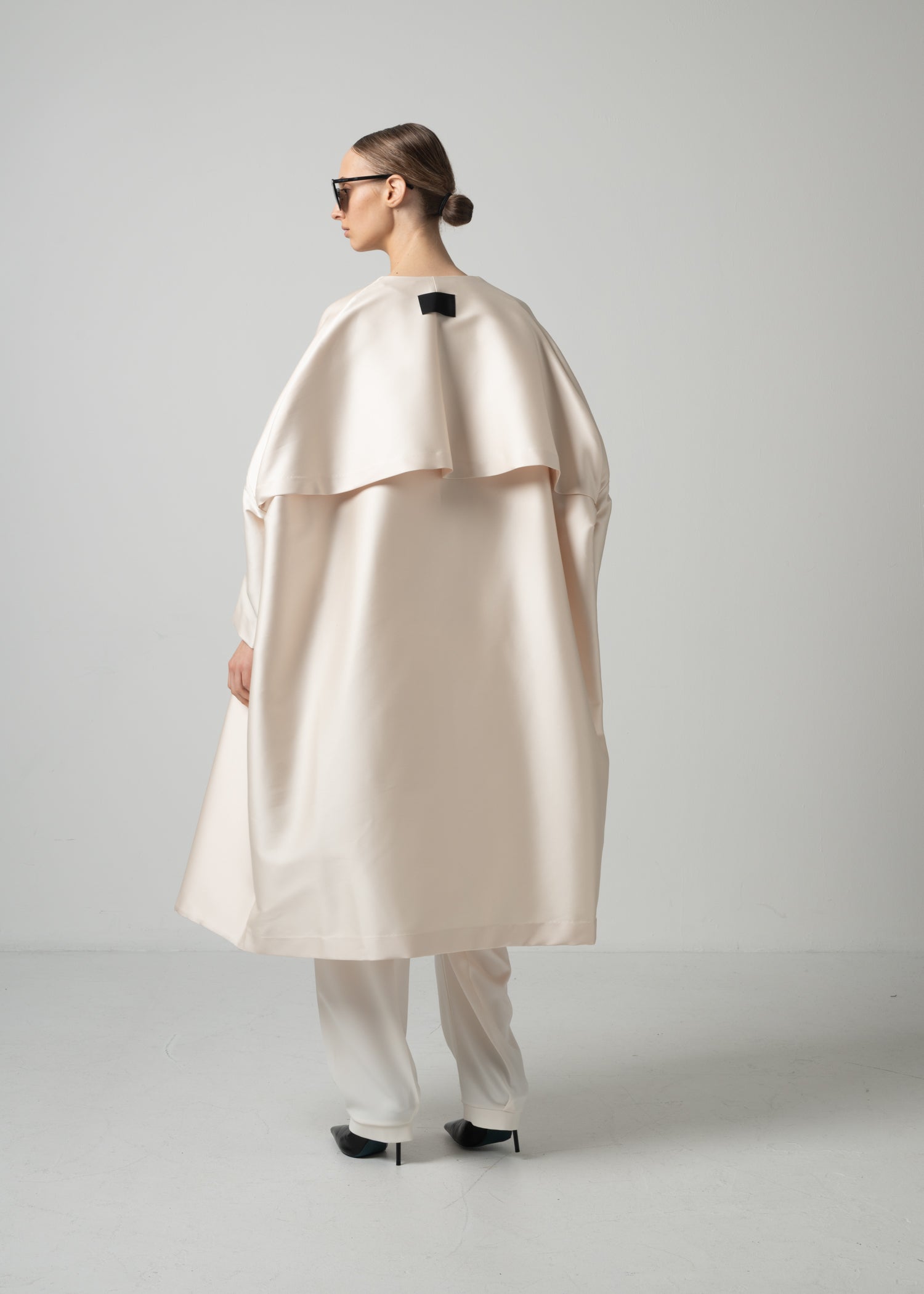 01 OAKLYNN COLLARLESS COAT / DUCHESS SATIN STRETCH - C15