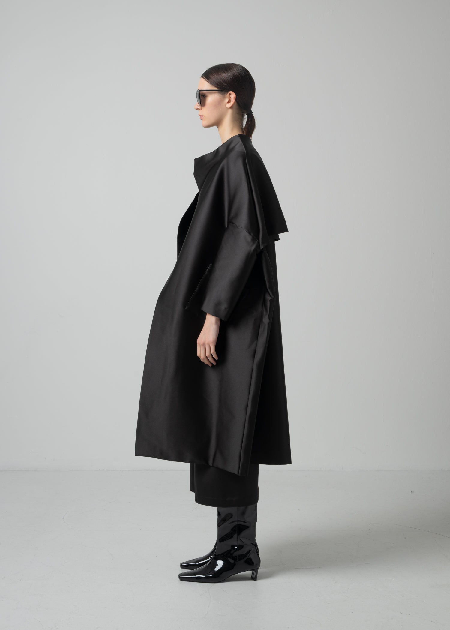 01 OAKLYNN COLLARLESS COAT / DUCHESS SATIN STRETCH - C15