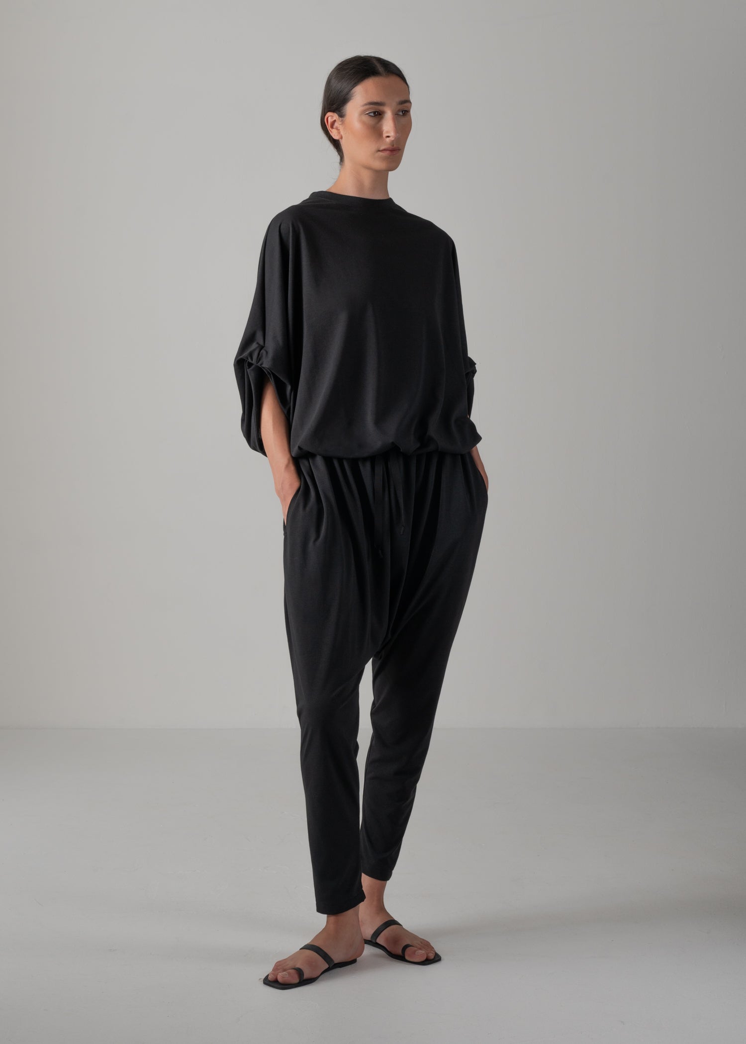 新品未使用　COGTHEBIGSMOKE ジャンプスーツ　黒　サイズ1 NUBIA TUCKED SLEEVE JUMPSUIT, クルーネックジャンプスーツ, Made in