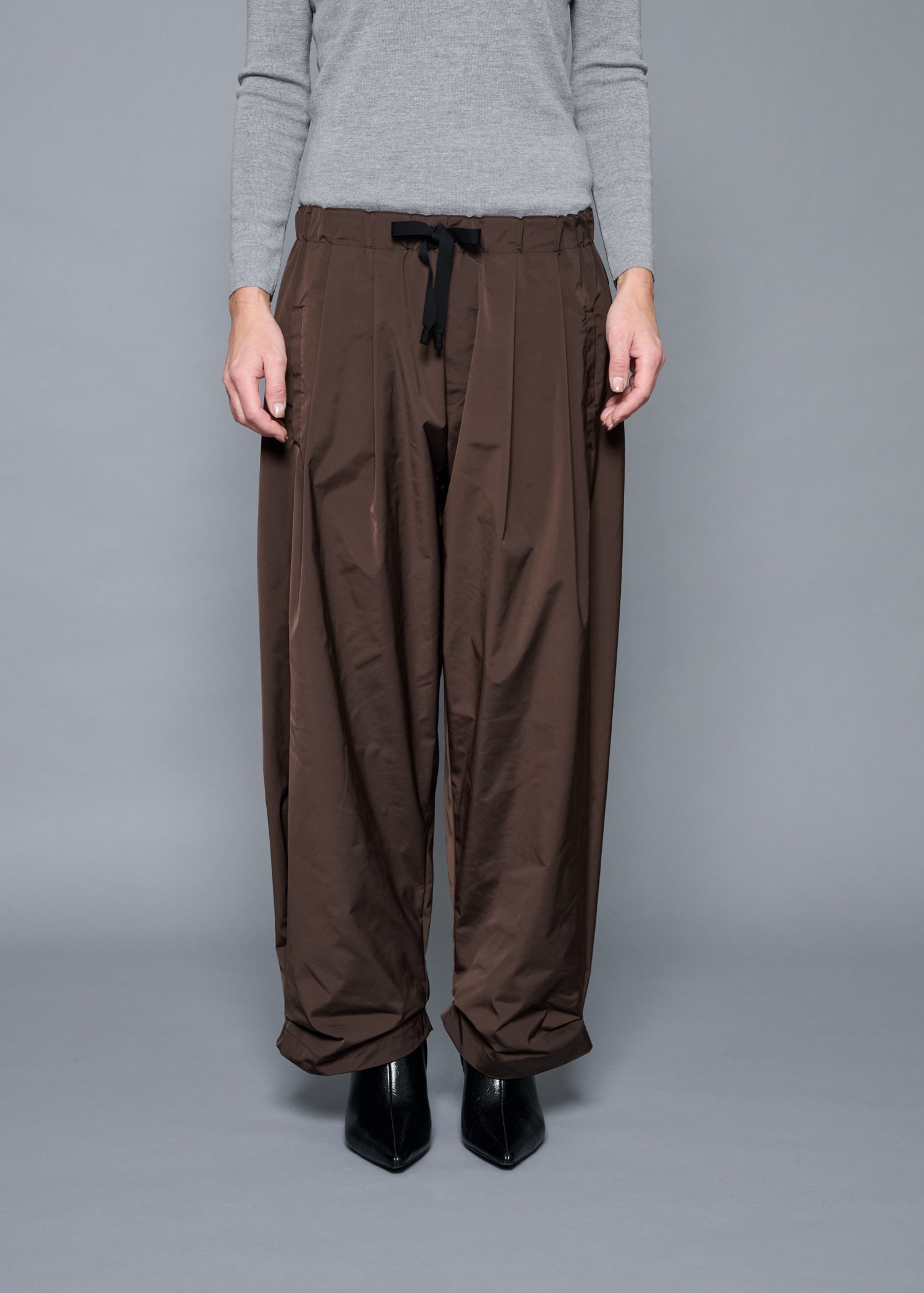 41 NIRVANA TUCKED-HEM TROUSERS / HIGH-COUNT PL STRETCH - C15