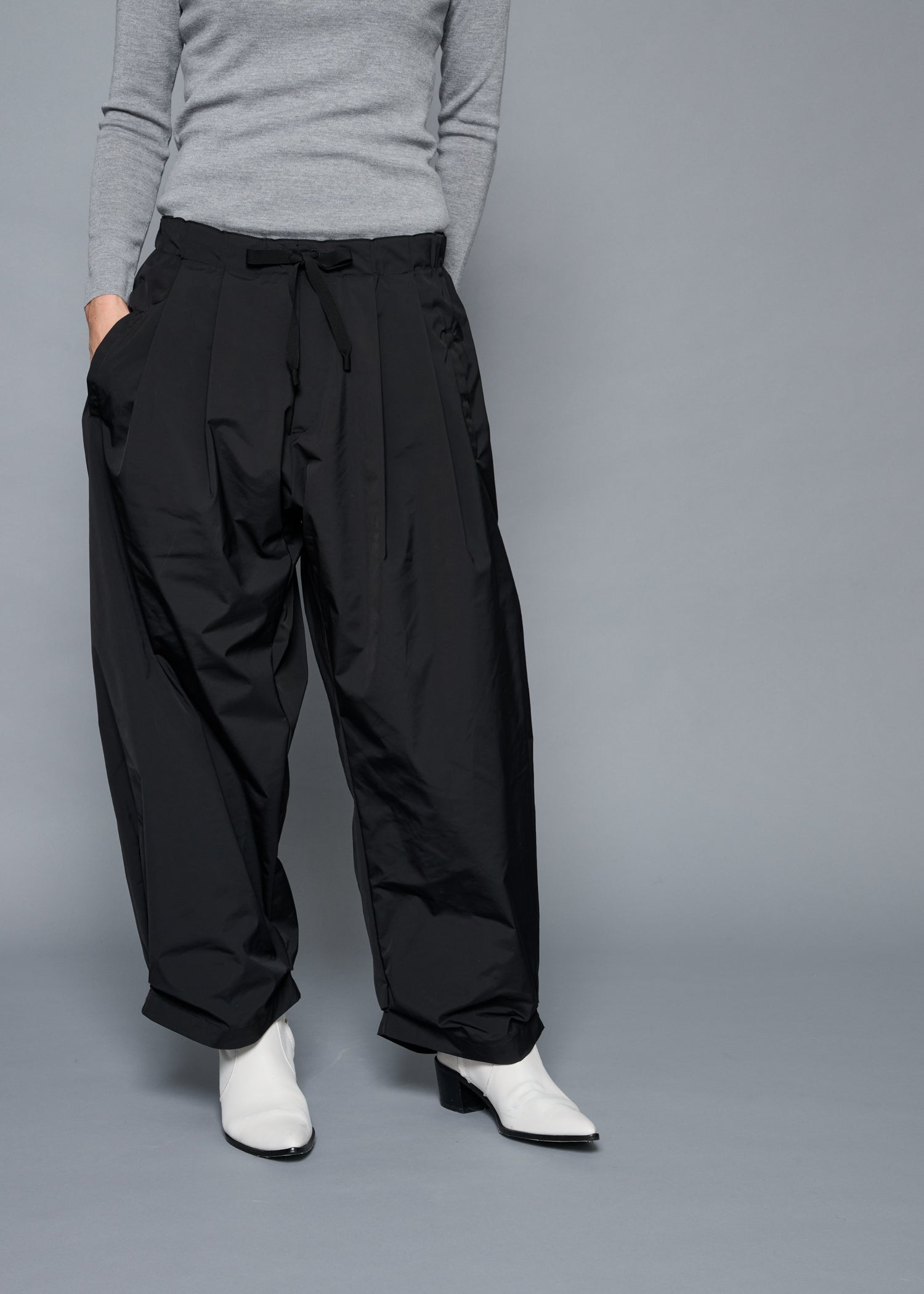 41 NIRVANA TUCKED-HEM TROUSERS / HIGH-COUNT PL STRETCH - C15