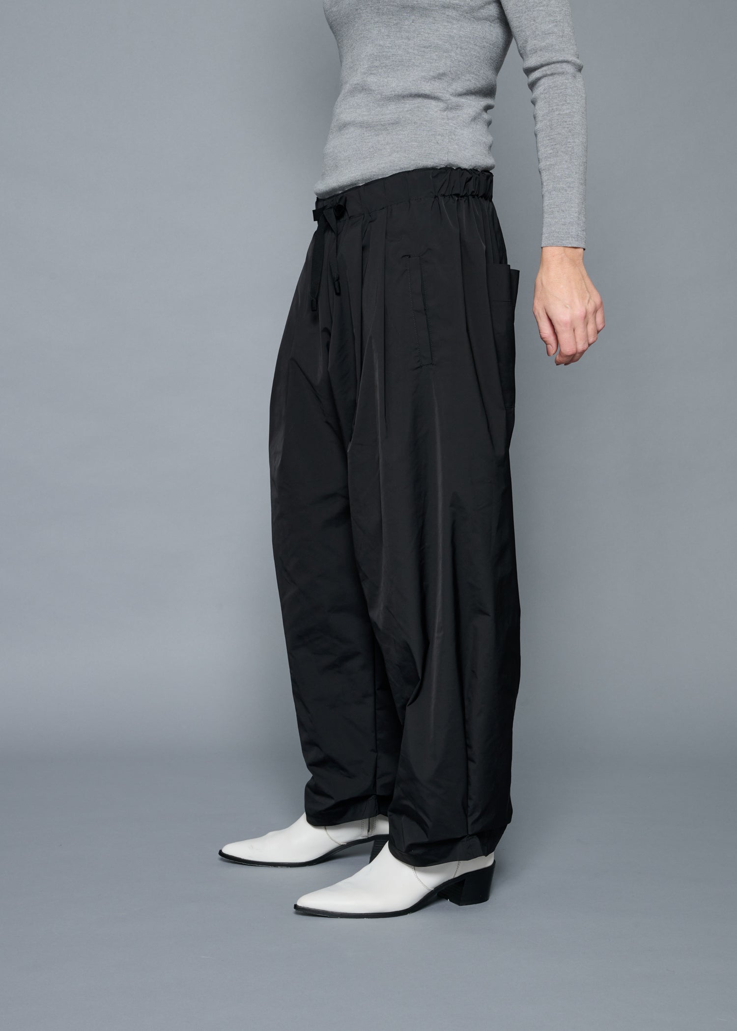 41 NIRVANA TUCKED-HEM TROUSERS / HIGH-COUNT PL STRETCH - C15