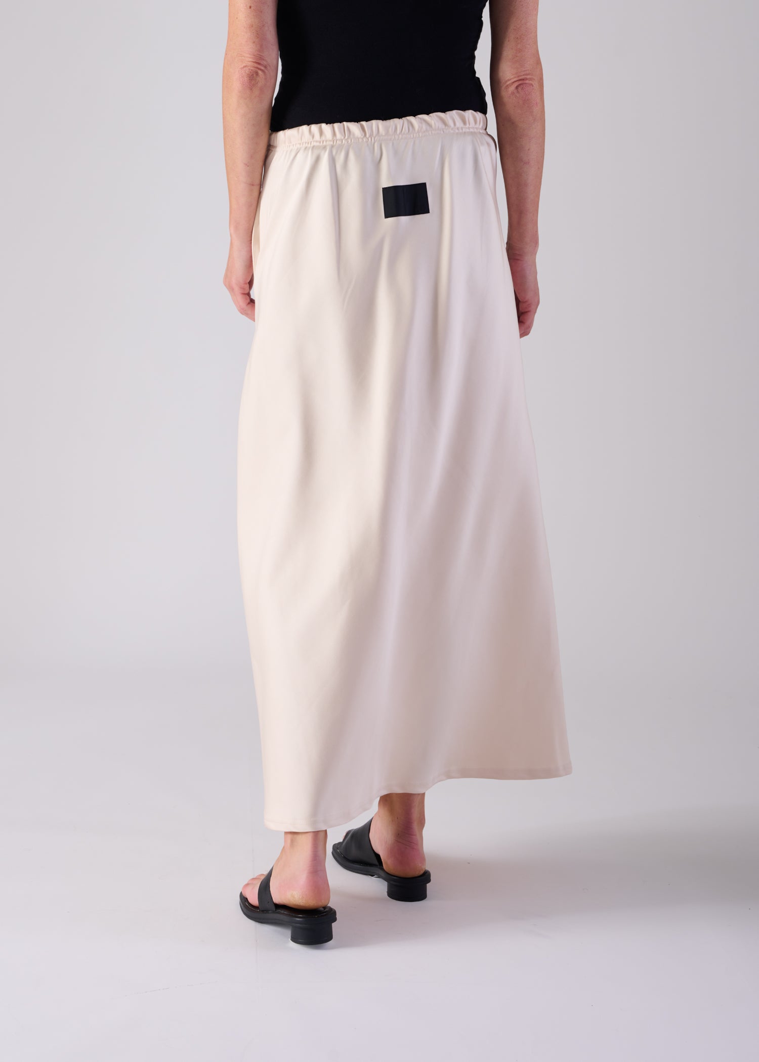 JENIFFER FLAIR SKIRT, Straight line satin skirt, Made in Japan
