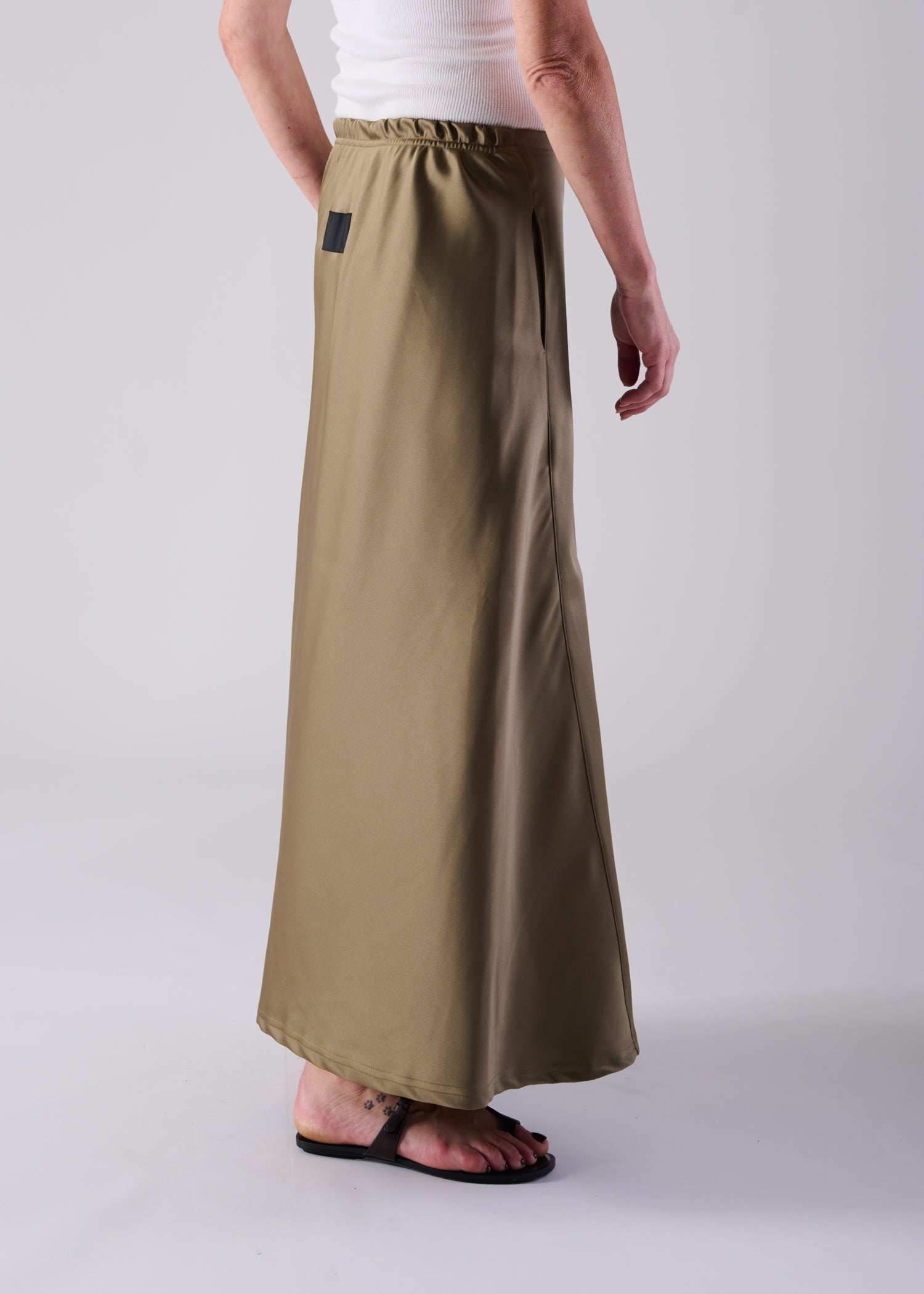 JENIFFER FLAIR SKIRT, Straight line satin skirt, Made in Japan