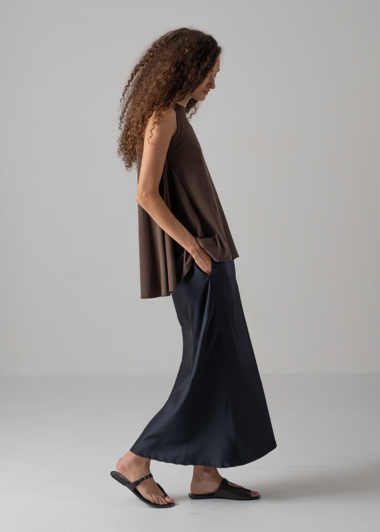 JENIFFER FLAIR SKIRT, Straight line satin skirt, Made in Japan JENIFFER FLAIR SKIRT, Straight line satin skirt, Made in Japan